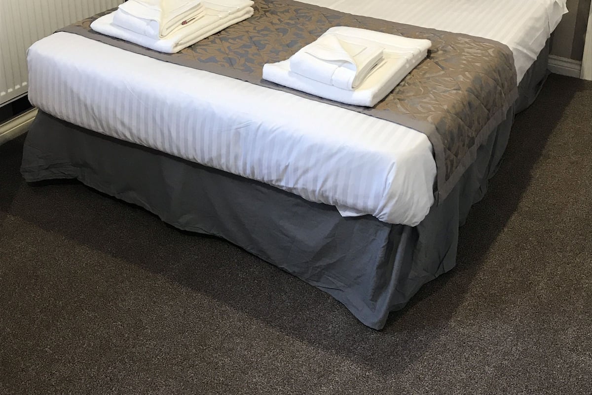 Economy Double Room, 1 Double Bed, Ensuite | In-room safe, desk, iron/ironing board, free WiFi