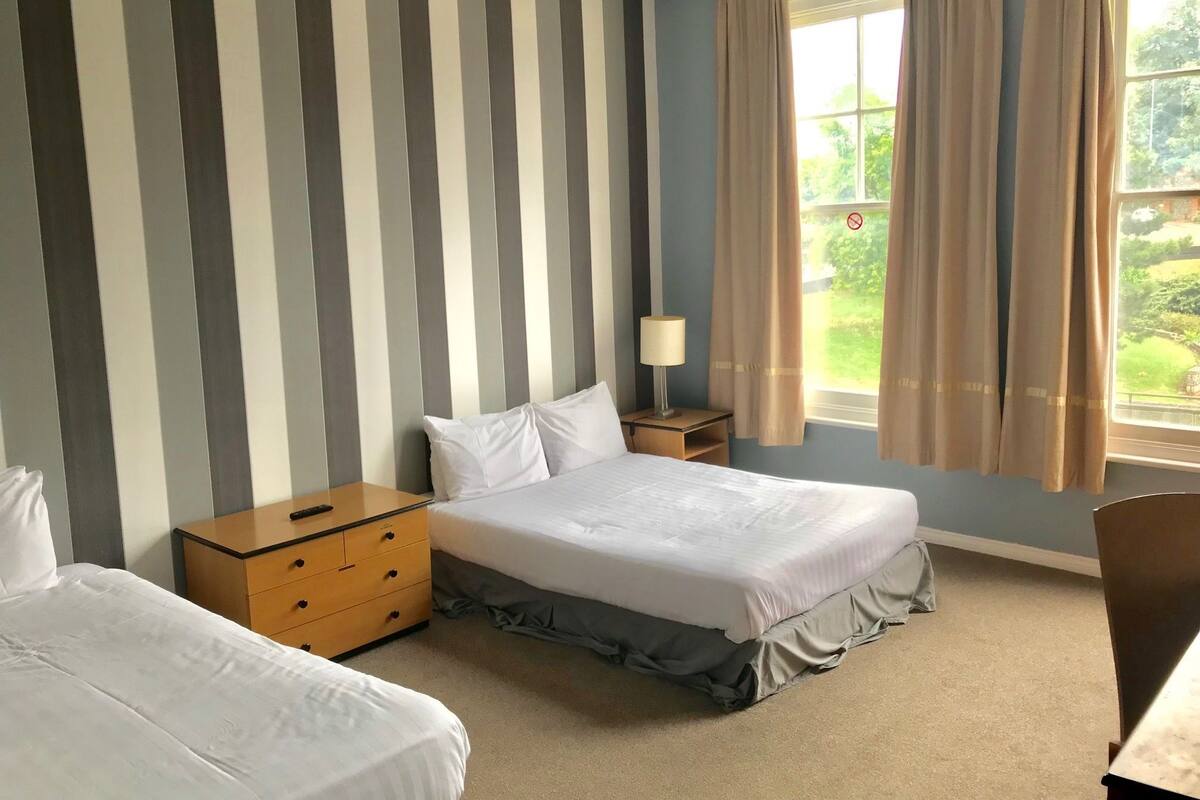 Superior Double Room, Ensuite | In-room safe, desk, iron/ironing board, free WiFi