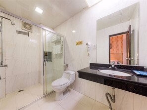 Shower, free toiletries, hair dryer, slippers - Kaiserdom Hotel Tiyuxi Metro Station (Guangzhou)
