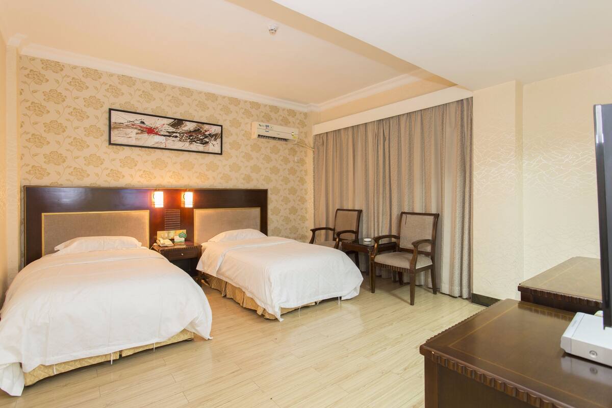 ห้องคอมฟอร์ททวิน | ตู้นิรภัยในห้องพัก, โต๊ะทำงาน, ผ้าม่านกันแสง, ห้องเก็บเสียง