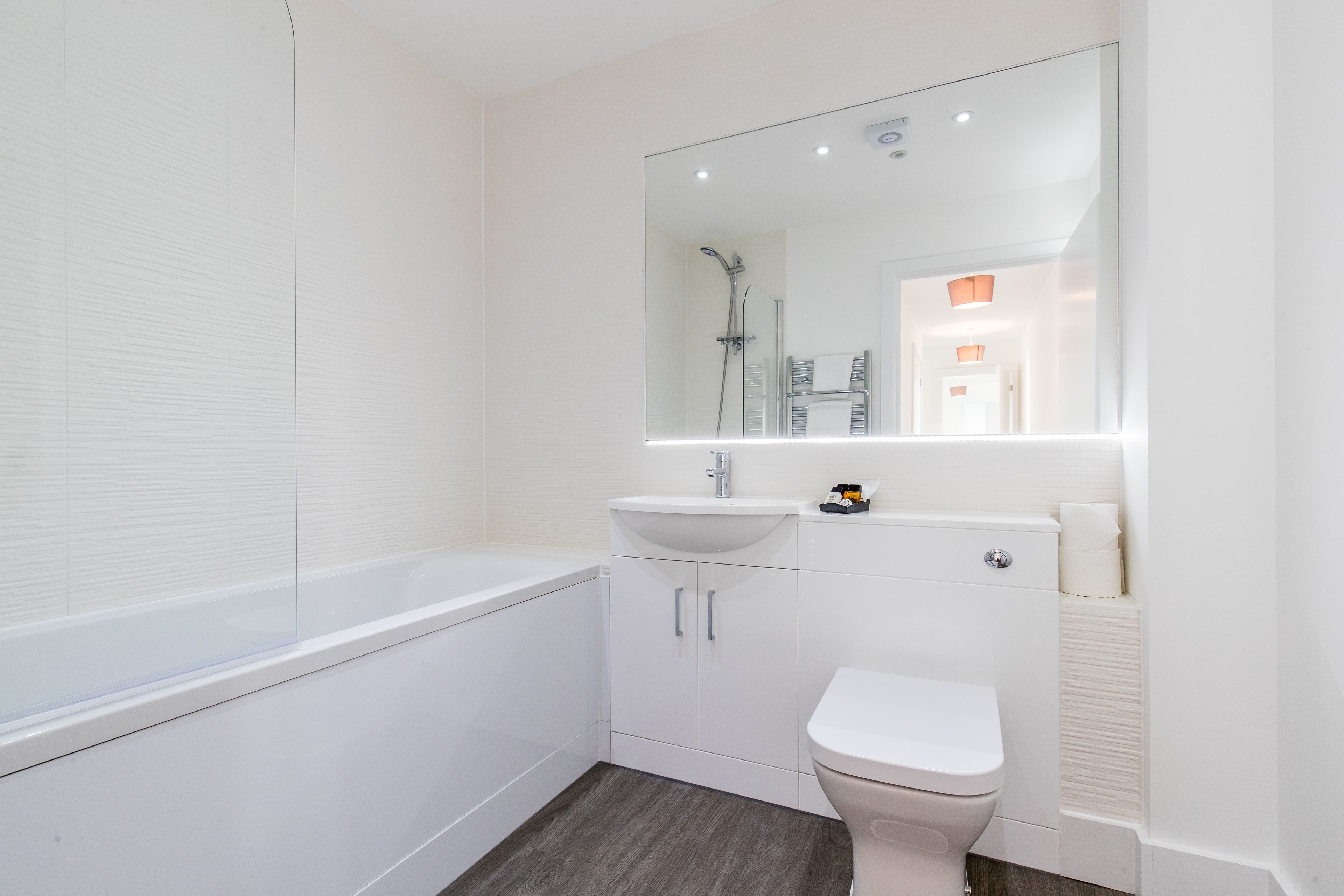 Apartemen Premium, 2 kamar tidur, Bebas Asap Rokok | Kamar mandi | Shower, perlengkapan mandi gratis, pengering rambut, dan handuk