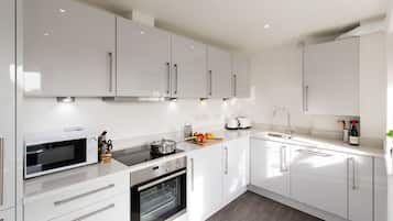 Premium Apartment, 2 Bedrooms, Non Smoking | Private kitchen | Fridge, microwave, oven, stovetop
