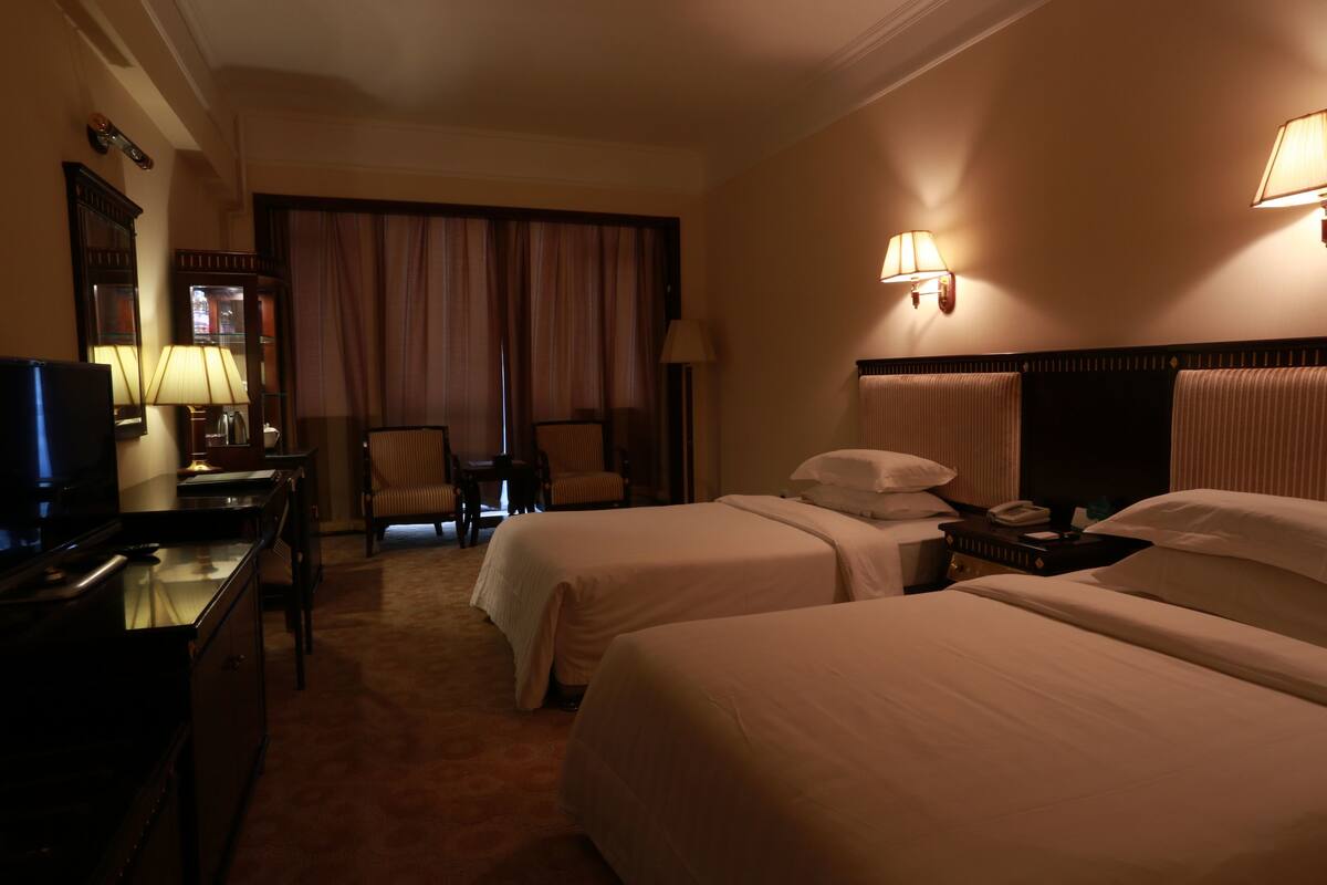 Superior Twin Room | Minibar, in-room safe, desk, blackout drapes