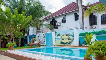 Außenpool, Liegestühle