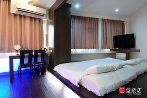 Escritorio, cortinas blackout, wifi gratis y ropa de cama 