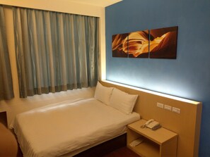 Escritorio, cortinas blackout, wifi gratis y ropa de cama 