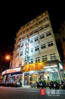 Fachada de la propiedad por la tarde o noche