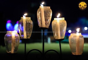 Five clear glass vases with candles on stands. - Desert Adventure Camp Jaisalmer (Jaisalmer)