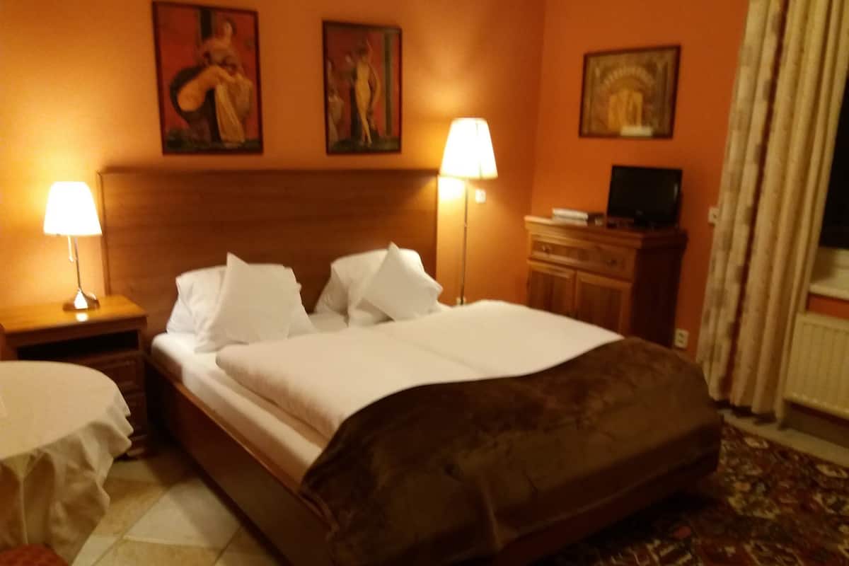 Quarto casal conforto | Escrivaninha, cortinas blackout, ferros/tábuas de passar roupa