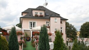 Front of property - Wellness Pension Rainbow (Karlovy Vary)