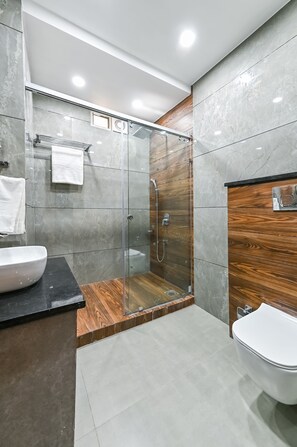 Double Room | Bathroom | Shower, towels