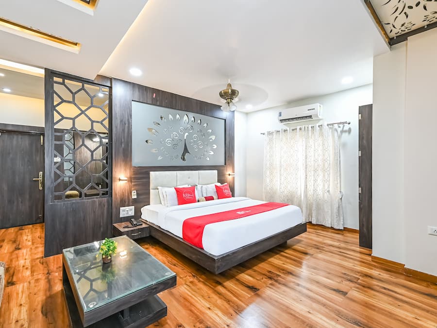 1 غرفة نوم وميني بار وخزنة داخل الغرفة ومكتب