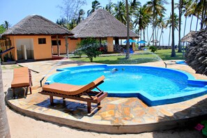 Outdoor pool, pool loungers - Saadani Park Hotel (Mkwaja)