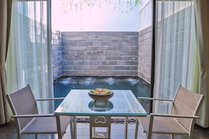 Privilege Villa - Private Pool | Mini-bar avec articles gratuits, coffres-forts dans les chambres, bureau