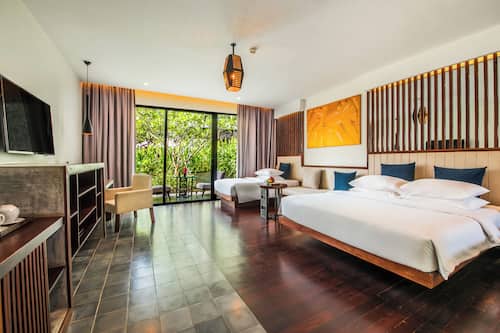 Chambre familiale, vue sur la piscine | Vue sur le jardin