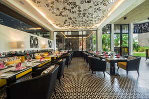 Se sirven desayunos, comidas, cenas y cocina local e internacional 