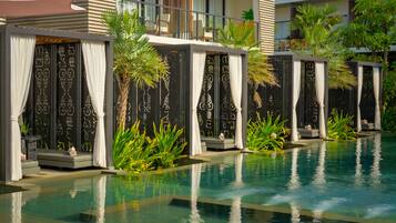 Piscine extérieure, chaises longues