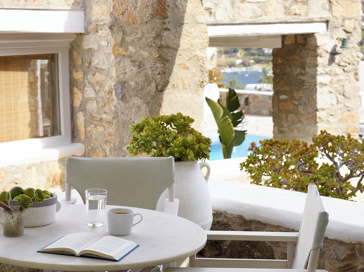 Pleasant Suite, Sea View | Sengetøy av topp kvalitet, minibar og safe på rommet