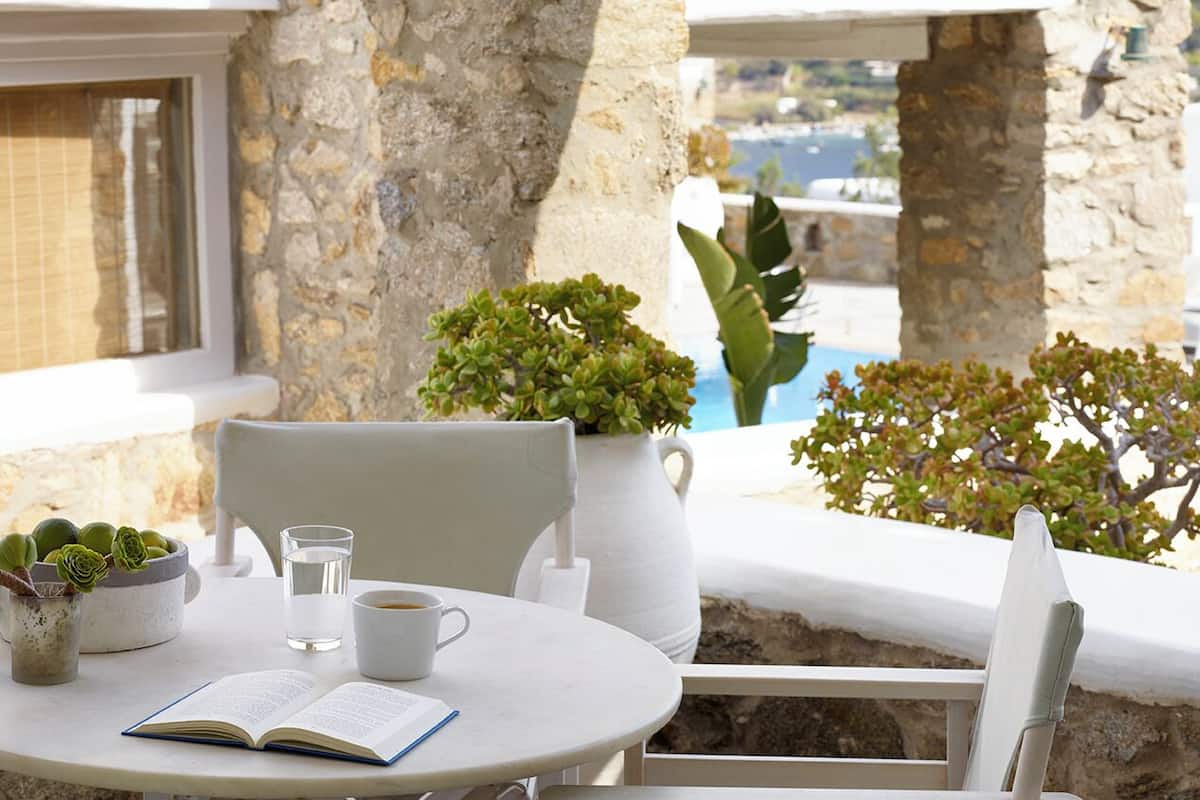 Pleasant Suite, Sea View | Sengetøy av topp kvalitet, minibar og safe på rommet