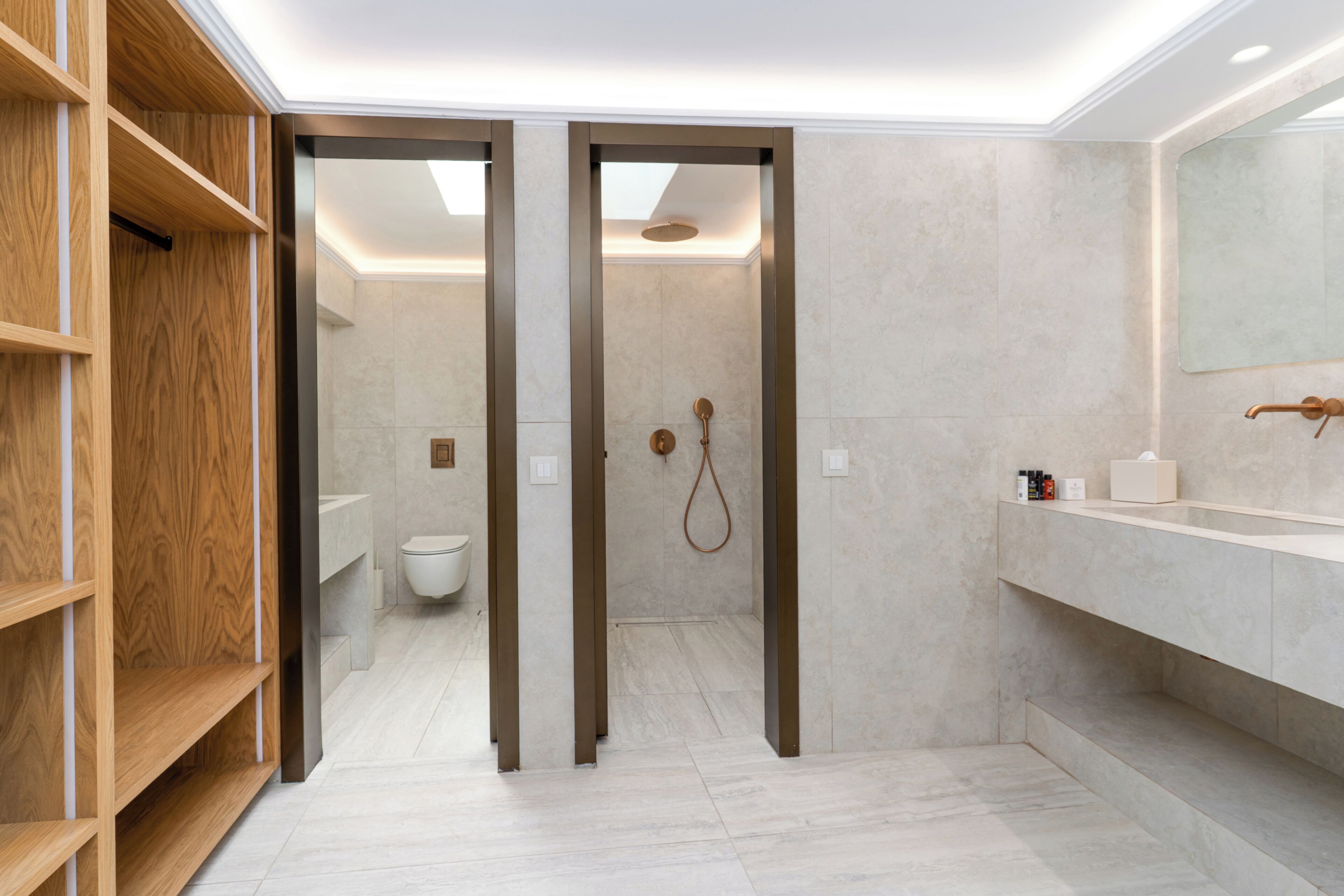 Een moderne badkamer met douche, toilet en houten planken.