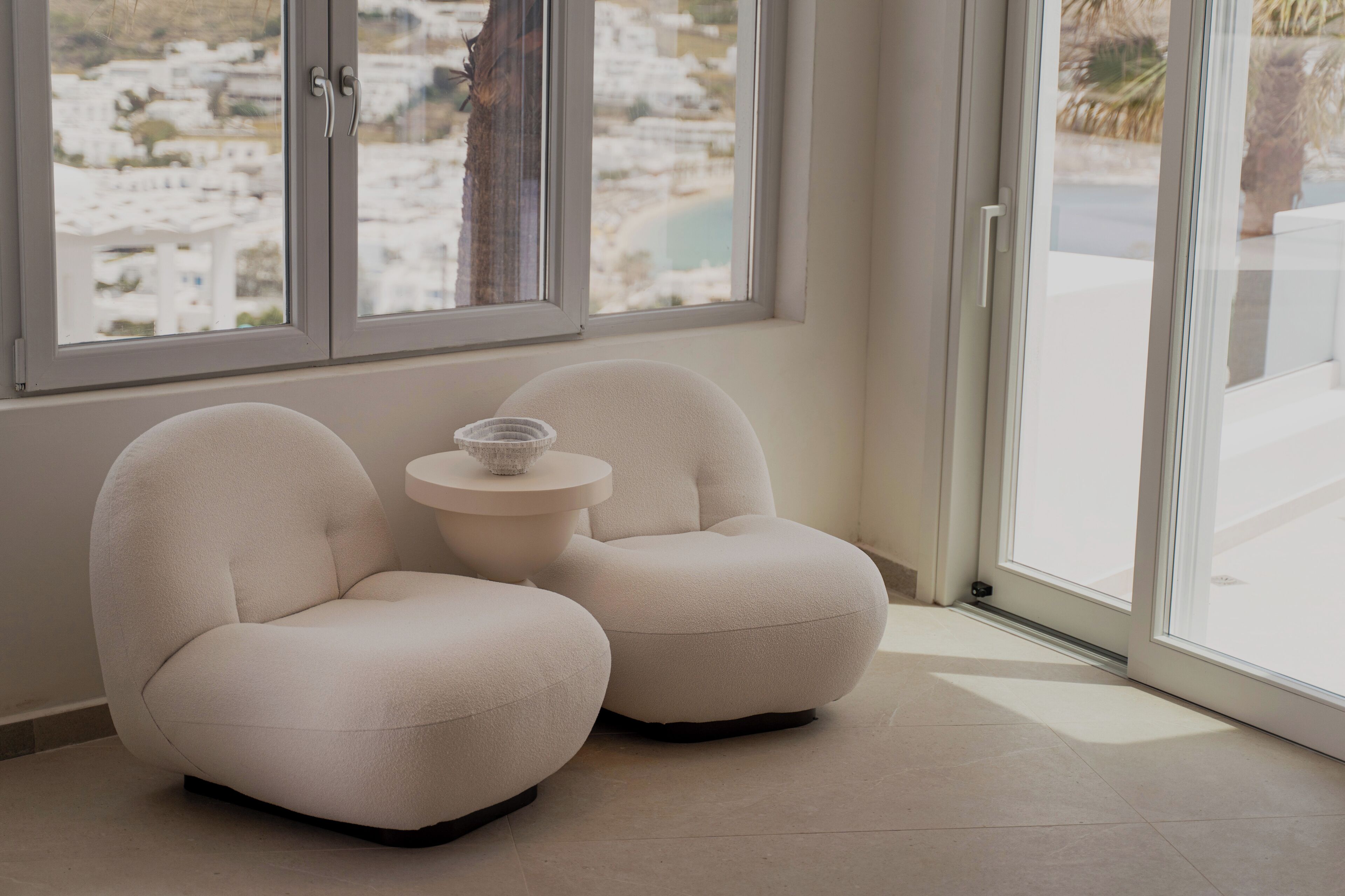 Ideal Suite Sea View | Wohnbereich | 32-Zoll-Flachbildfernseher mit Digitalempfang, Fernseher, Bücher