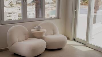 Ideal Suite Sea View | Wohnbereich | 32-Zoll-Flachbildfernseher mit Digitalempfang, Fernseher, Bücher
