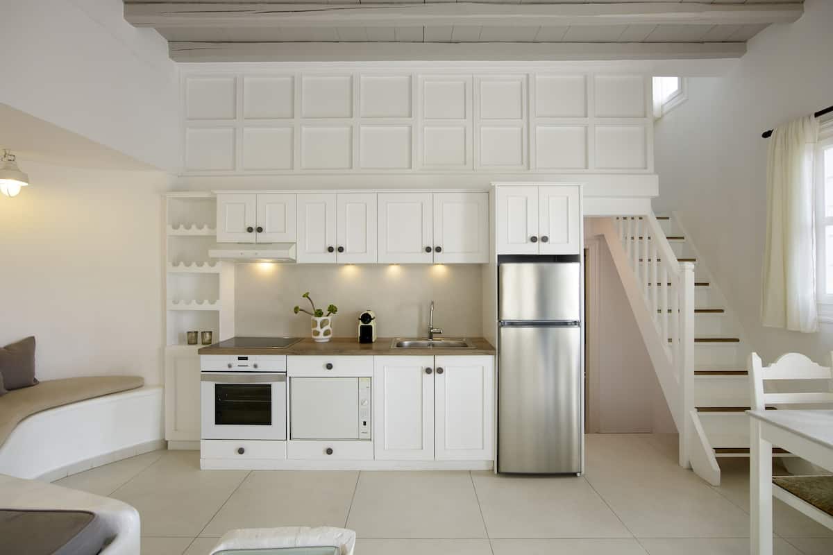 espresso maker, coffee/tea maker, electric kettle, toaster