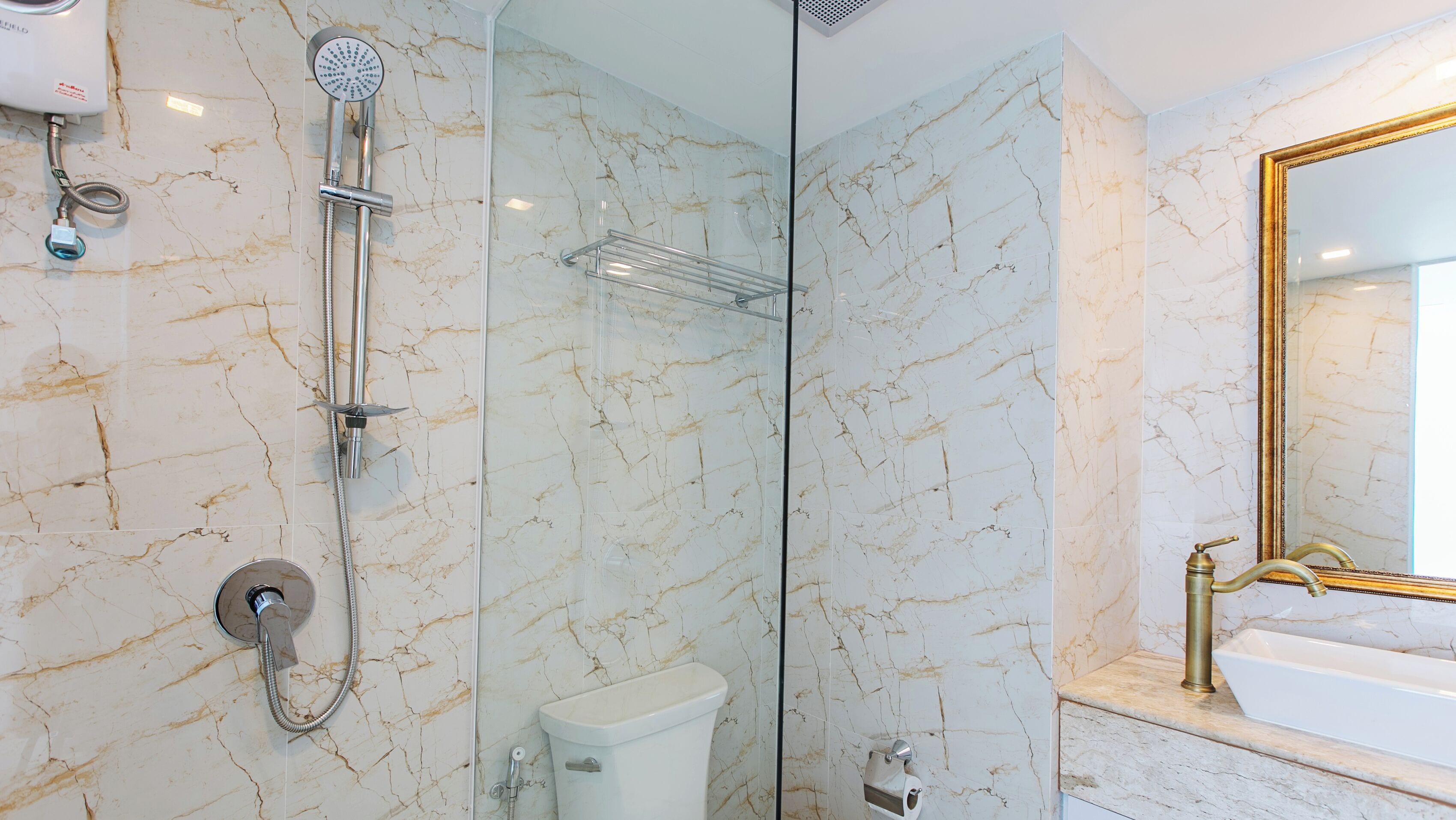 淋浴设施、毛巾、肥皂、洗发水