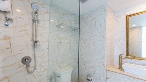 Douche, serviettes fournies, savon, shampoing