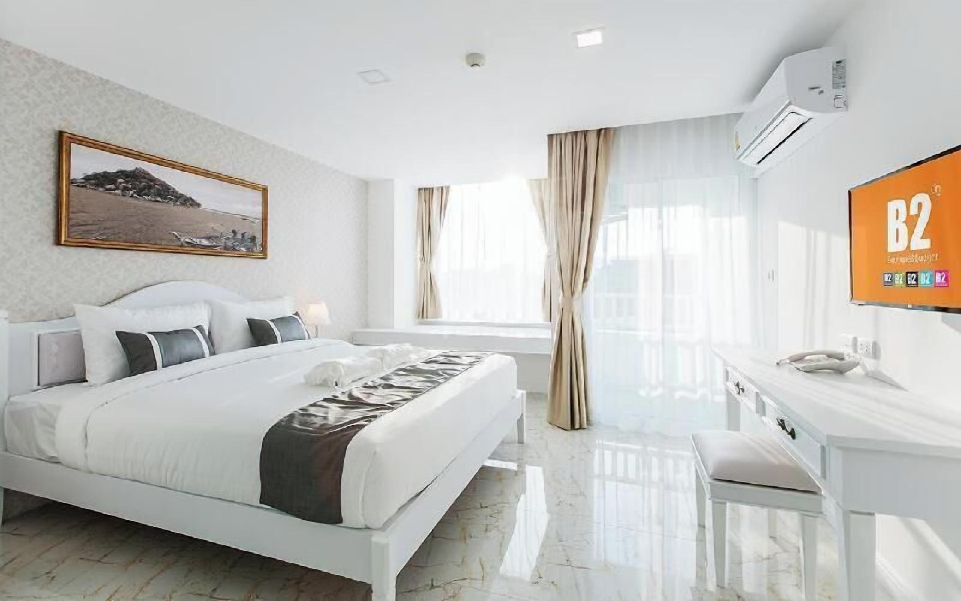 In-room safe, blackout curtains, free WiFi, bed sheets