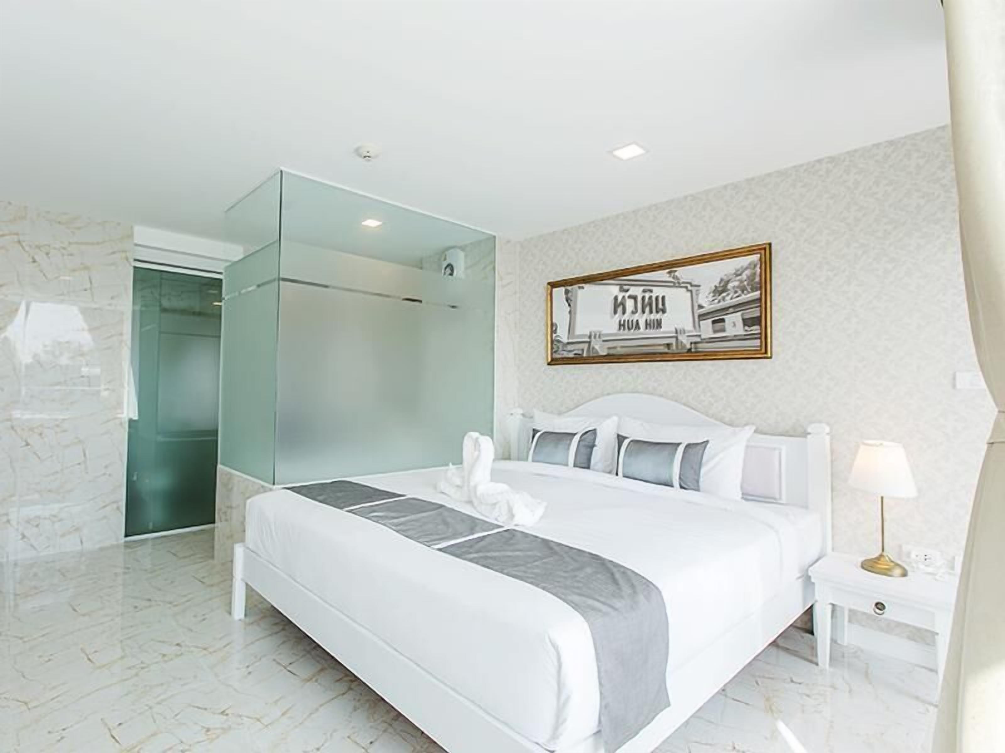 In-room safe, blackout curtains, free WiFi, bed sheets