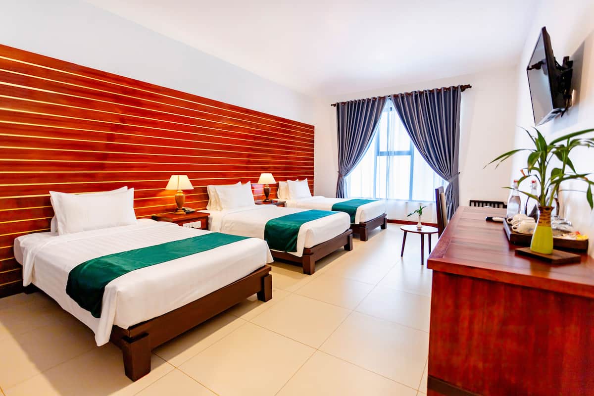 5 bedrooms, Egyptian cotton sheets, premium bedding, minibar