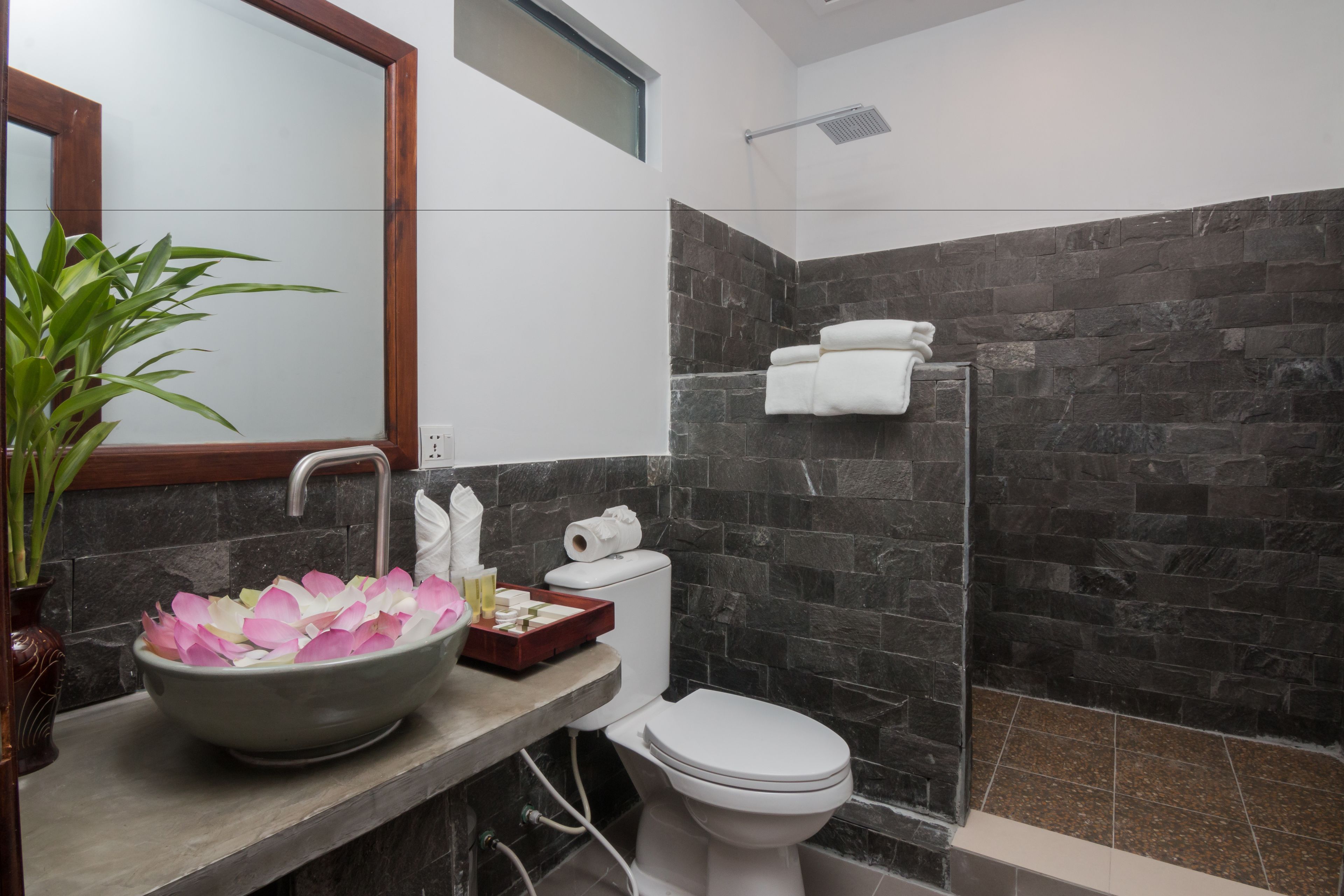 separate bathtub and shower, rainfall showerhead, free toiletries