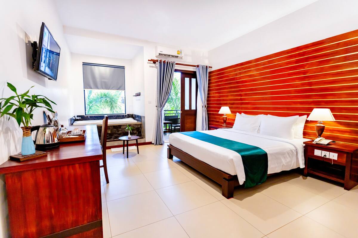 5 bedrooms, Egyptian cotton sheets, premium bedding, minibar