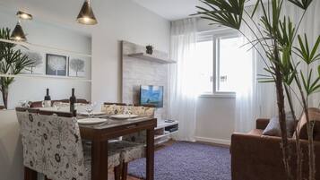 Apartamento | Área de estar | TV de tela plana 32 polegadas com canais a cabo, TV