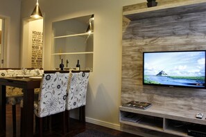 Apartamento | Zona de estar | Televisión de pantalla plana de 32 pulgadas con canales por cable