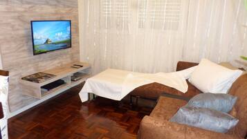 Apartamento | Área de estar | TV de tela plana 32 polegadas com canais a cabo, TV