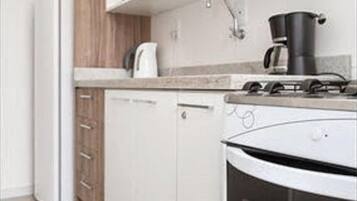 Apartamento | Cozinha privada | Geladeira, micro-ondas, fogão, cooktop