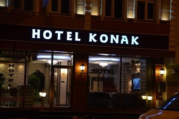 Exterior del Hotel Konak, con un letrero llamativo.