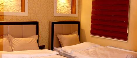 Minibar, bureau, espace de travail pour ordinateur portable