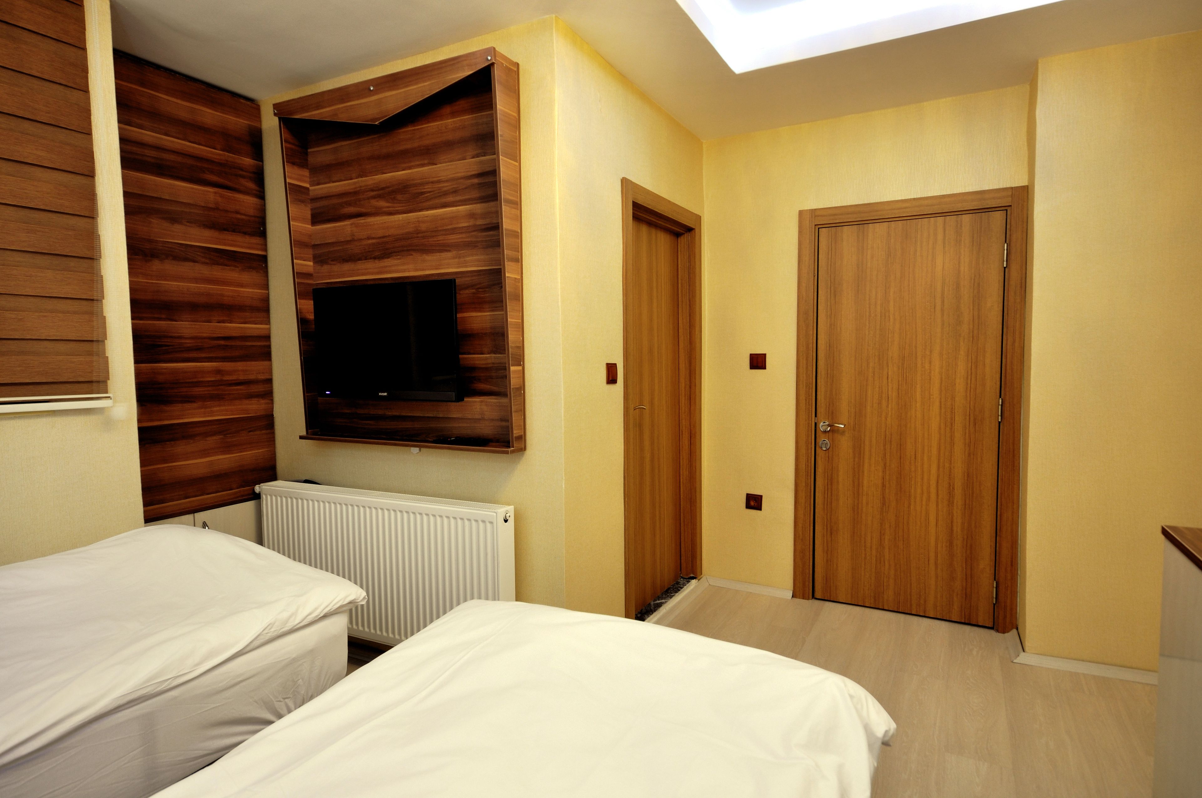 deluxe twin room, multiple beds, city view | 1 bedroom, minibar, desk, laptop workspace