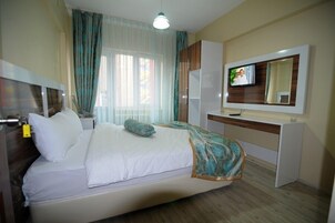 标准双人房或双床房 | 办公桌、笔记本电脑工作区、熨斗/熨板、免费 WiFi