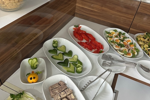 Free daily buffet breakfast