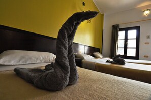 Minibar, desk, free WiFi, bed sheets - El Nakhil Hotel (Luxor)