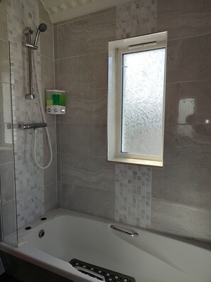 Family Triple Room, 3 Single Beds, Non Smoking, Garden View | Bathroom - DUBLIN AIRPORT / BEAUMONT HOSPITAL Marie’s Bed and Breakfast (Dublin)