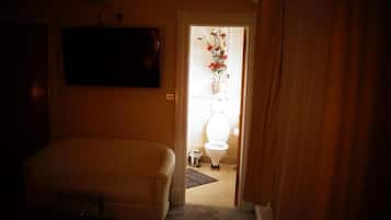 Standard Twin Room, 2 Twin Beds, Garden View | Individually decorated, individually furnished, desk, blackout drapes