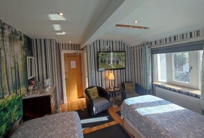 Individually decorated, individually furnished, blackout curtains - DUBLIN AIRPORT / BEAUMONT HOSPITAL Marie’s Bed and Breakfast (Dublin)