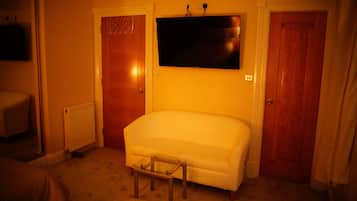 Standard Twin Room, 2 Twin Beds, Garden View | Individually decorated, individually furnished, desk, blackout drapes
