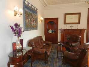 Coin salon dans le hall