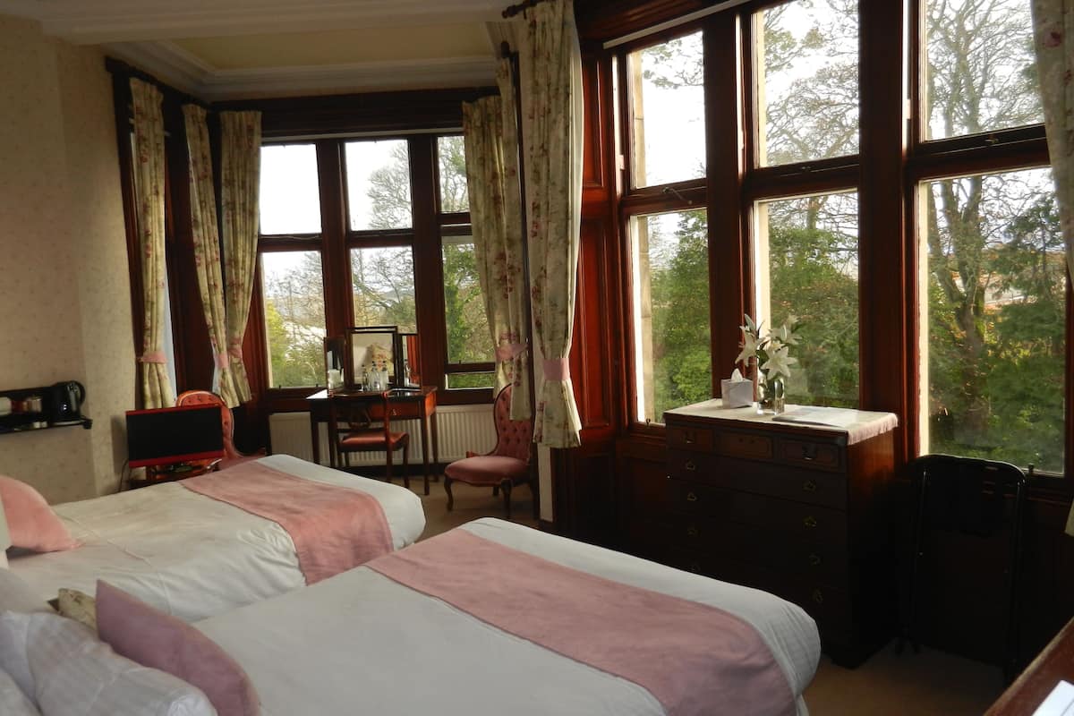 standard twin room | desk, free wifi